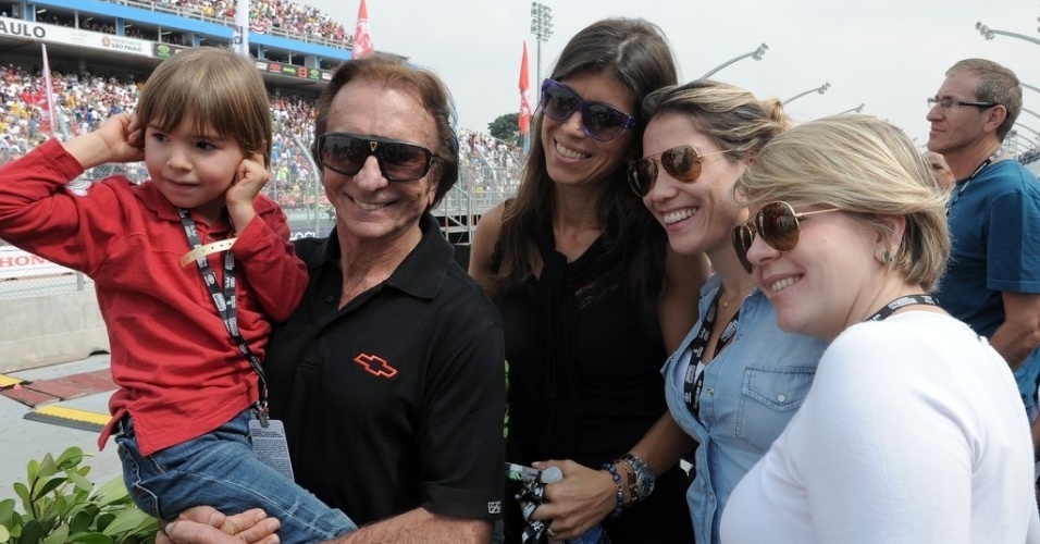 5.mai.2013 - Emerson Fittipaldi chega com a mulher e o filho a evento de Fórmula Indy em São Paulo