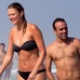 5.mai.2013 - Recém-separado da atriz Deborah Secco, o jogador de futebol Roger Flores vai à praia no Rio. Roger estava acompanhado da jogadora de vôlei Betina Schmidt. - Marcos Ferreira/Foto Rio News