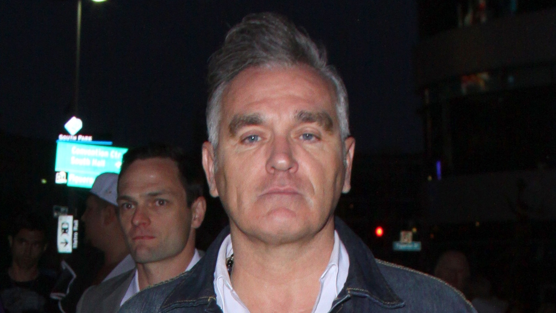 03.mai.2013 - O cantor Morrissey, conterrâneo dos Stones, chega ao Los Angeles Staples Center - David Tonnessen/Honopix