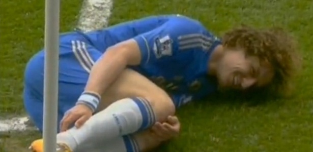 David Luiz fingiu levar cotovelada de Rafael e foi flagrado sorrindo após "agressão" - Reprodução
