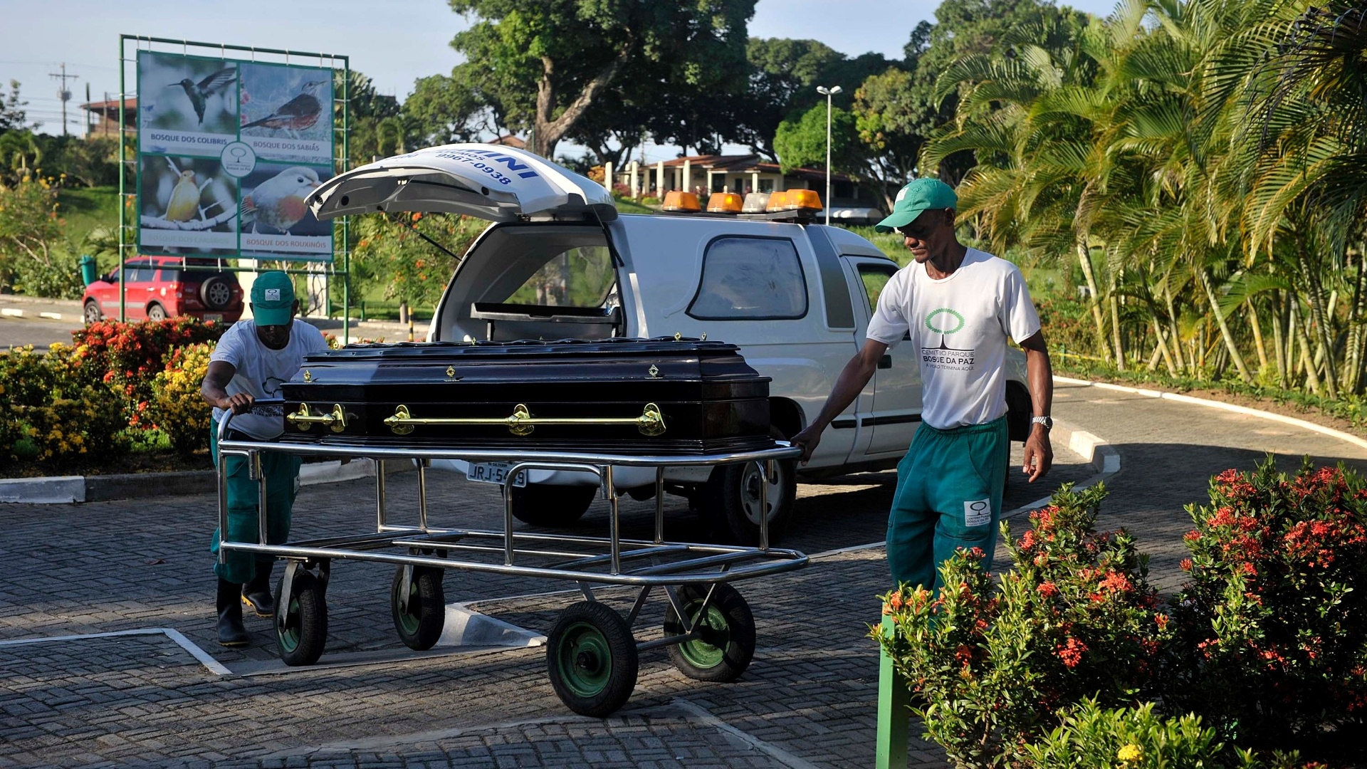 06.mai.2013 - Corpo do guitarrista Pedro Sérgio dos Santos Maia de Souza, conhecido como Peu Sousa, chega ao cemitério Bosque da Paz, em Salvador - João Alvarez/UOL