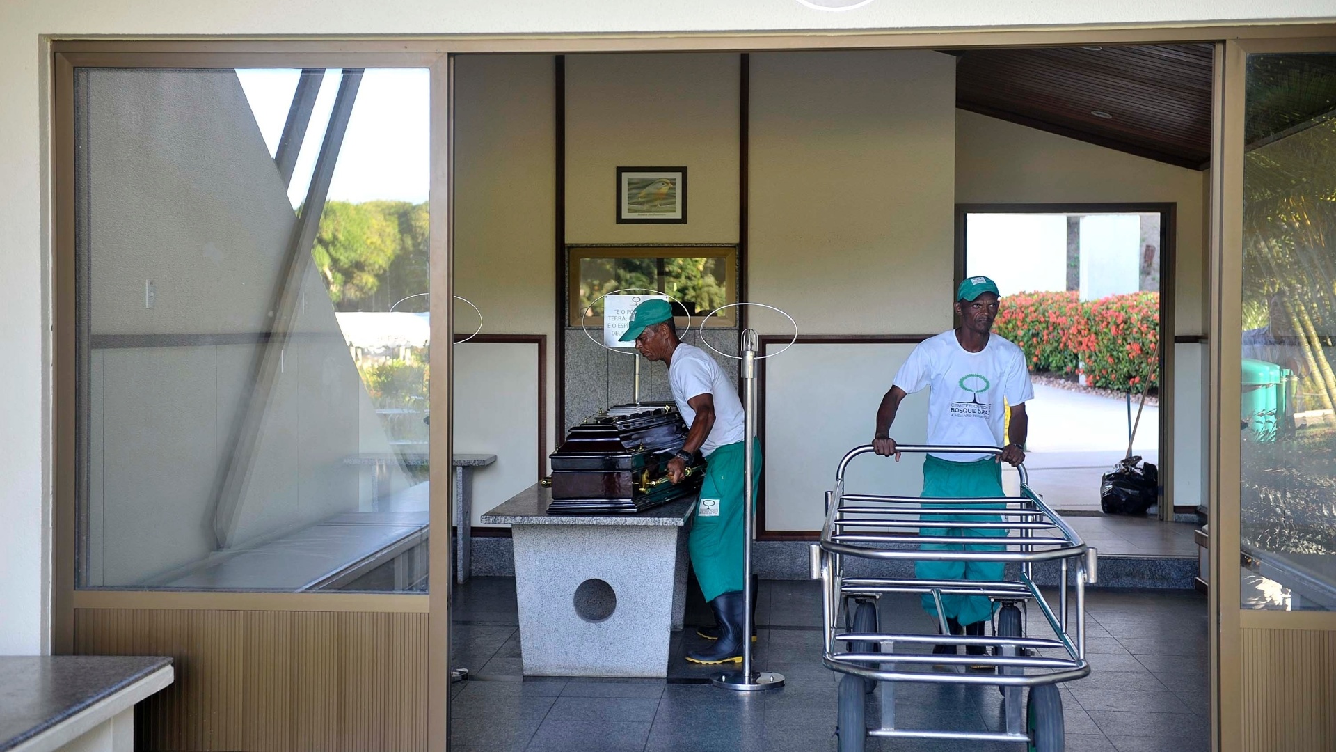 06.mai.2013 - Funcionários do cemitério preparam o corpo do músico para o velório - João Alvarez/UOL