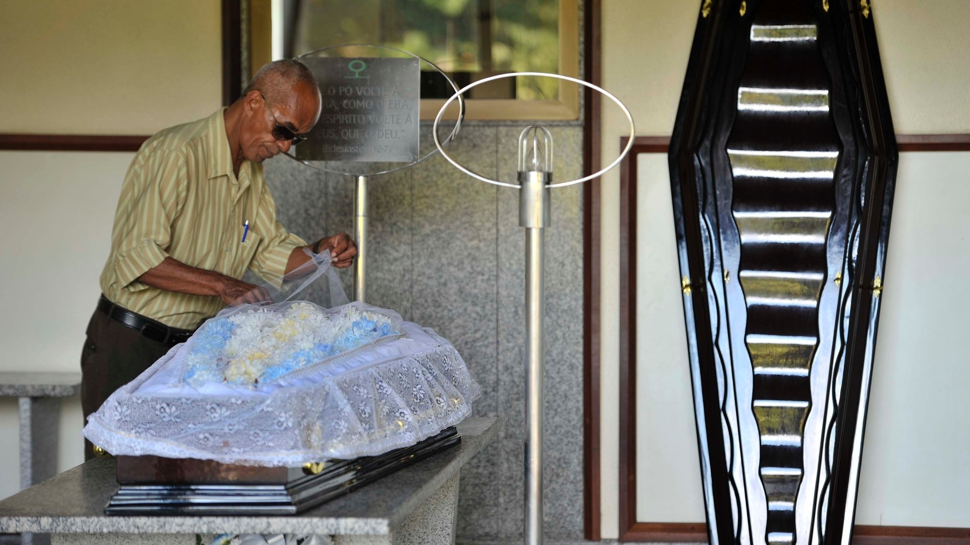 06.mai.2013 - Segundo a Polícia Civil, a morte é tratada como suicídio, pois o músico de 35 anos foi encontrado pela mulher, Monique Ferrari, com um cinto amarrado ao pescoço - João Alvarez/UOL