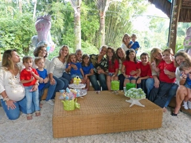 3.mai.2013 - Xuxa se reúne com ex-paquitas que são mães e seus filhos para edição do "TV Xuxa" especial de Dia das Mães, que será exibido no sábado (11)