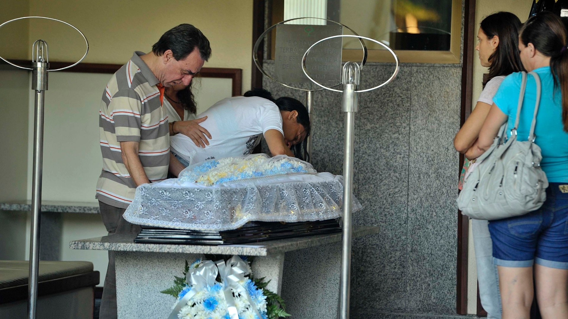 6.mai.2013 - Alexandra, irmã do guitarrista Peu Sousa, despede-se do músico durante velório do músico no cemitério Bosque da Paz, em Salvador - João Alvarez/UOL