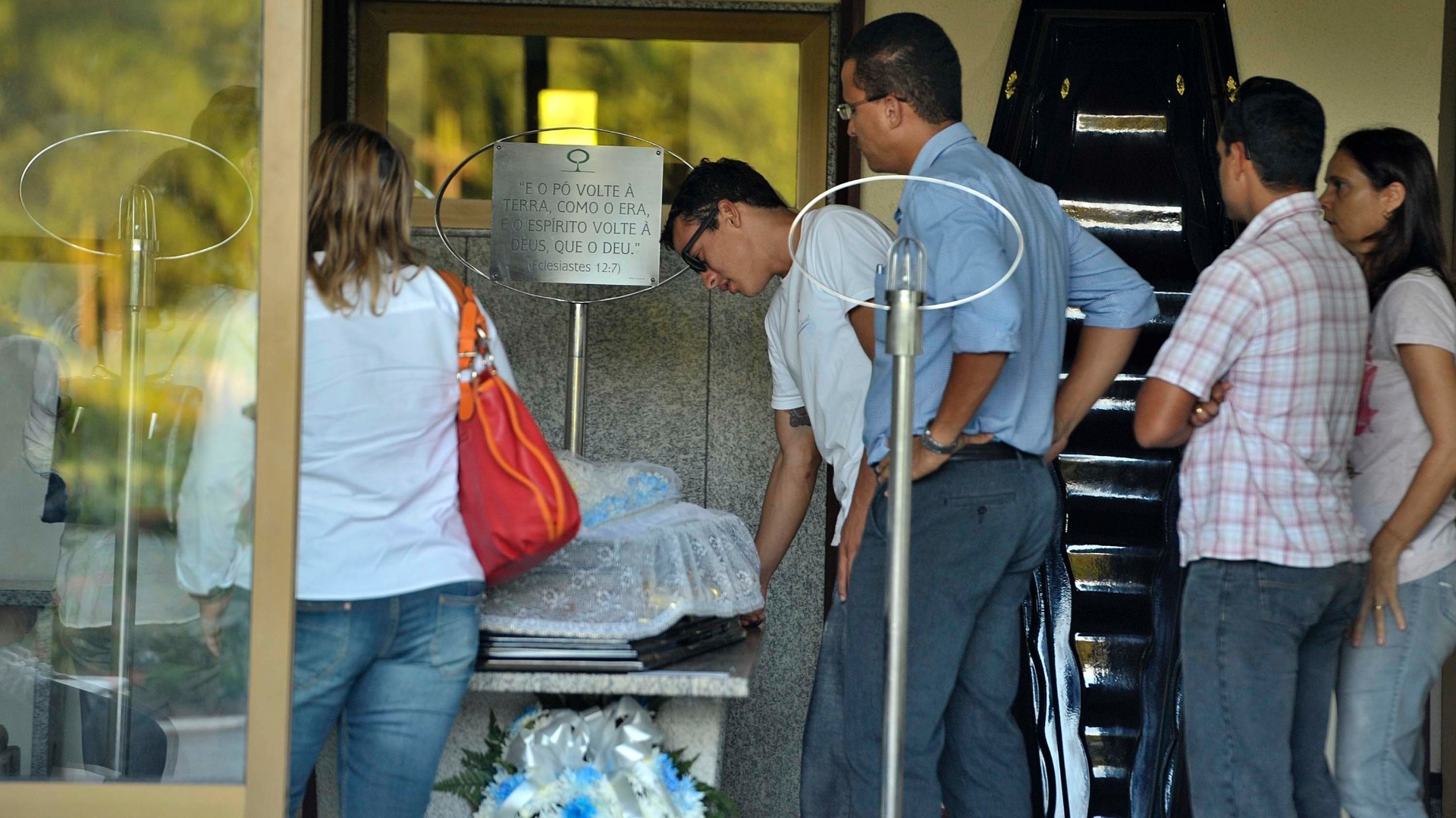 6.mai.2013 - Alexandra, irmã do guitarrista Peu Sousa, despede-se do músico durante velório no cemitério Bosque da Paz, em Salvador - João Alvarez/UOL