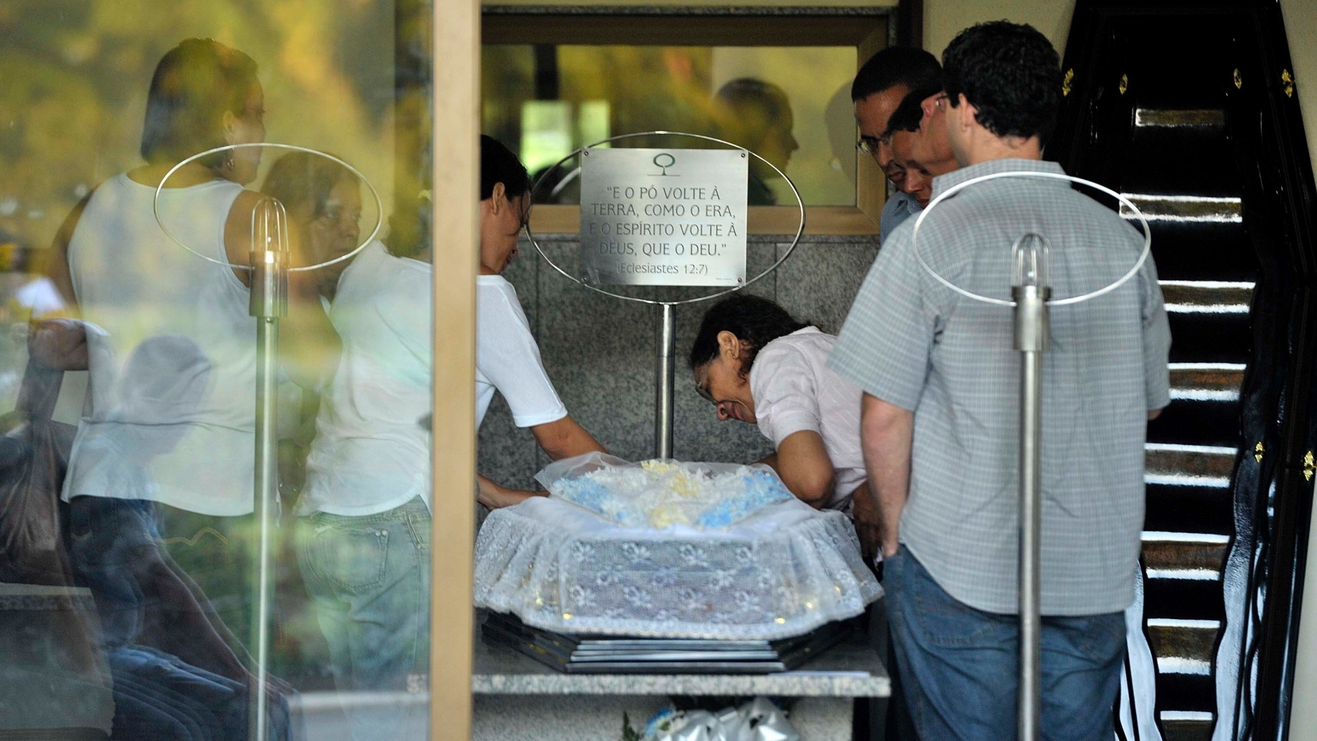 6.mai.2013 - Muito emocionada, Janete Galvão, mãe do guitarrista Peu Sousa, despede-se do músico durante velório no cemitério Bosque da Paz, em Salvador - João Alvarez/UOL