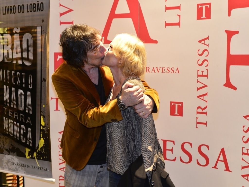 6.mai.2013 - O músico Lobão dá beijo durante lançamento do livro "Manifesto do Nada na Terra do Nunca" no Rio de Janeiro - André Muzell / AgNews