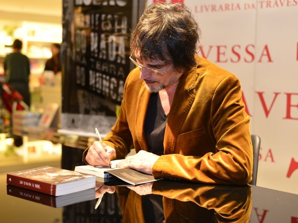 6.mai.2013 - O músico Lobão lança o livro "Manifesto do Nada na Terra do Nunca" em livraria de shopping no Rio de Janeiro - André Muzell / AgNews