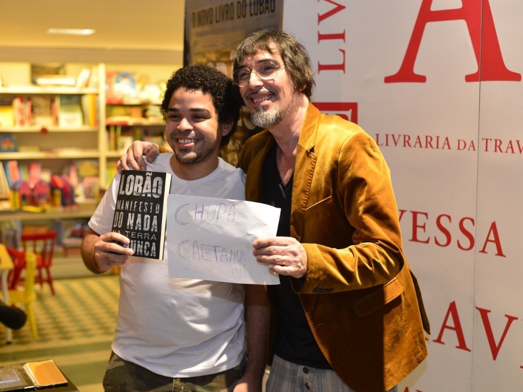 6.mai.2013 - O músico Lobão provoca Caetano Veloso  durante lançamento do livro "Manifesto do Nada na Terra do Nunca" no Rio de Janeiro - André Muzell / AgNews