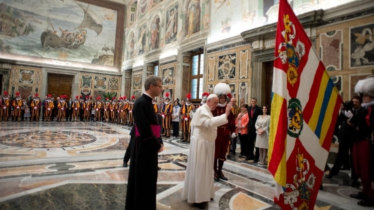 O papa Francisco recebendo 35 novos recrutas da Guarda Suíça na Sala Clementina, no Vaticano, em maio de 2013 O papa Francisco recebendo 35 novos recrutas da Guarda Suíça na Sala Clementina, no Vaticano, em maio de 2013
