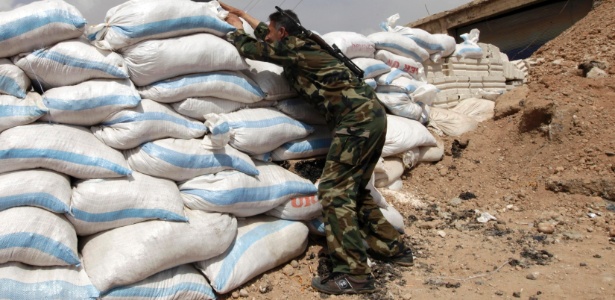 Soldado do Exército Sírio Livre na província de Raqqa, no leste do país - 6.mai.2013 -  Hamid Khatib/Reuters