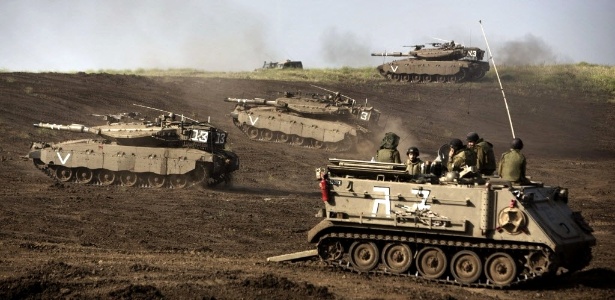 Tanques do Exército de Israel fazem exercícios militares nas Colinas de Golã, na fronteira com a Síria - Menahem Kahana/AFP
