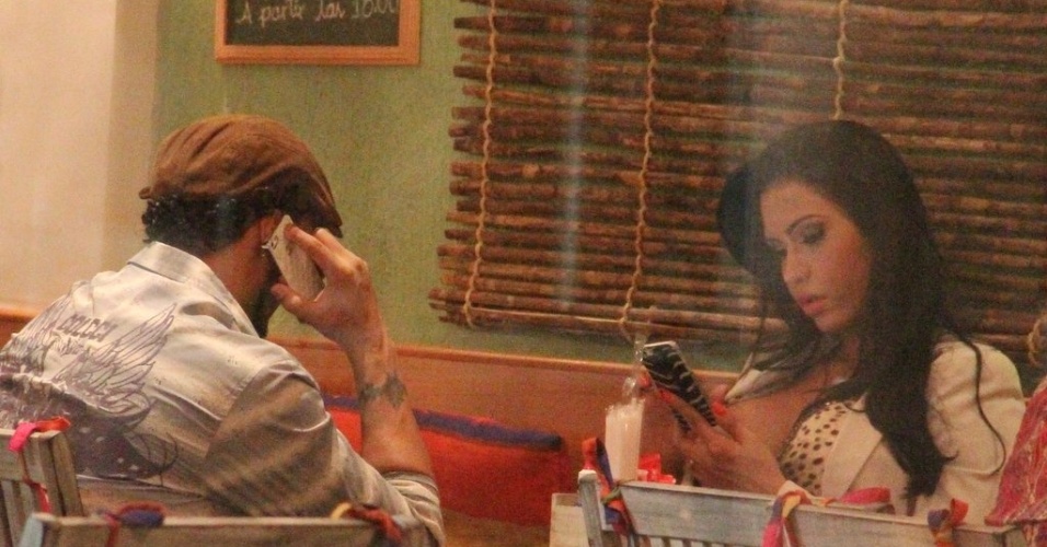 6.mai.2013- Um ano depois do casamento, Belo e Gracyanne Barbosa ainda jantam fora, mas os dois não desgrudam dos seus celulares