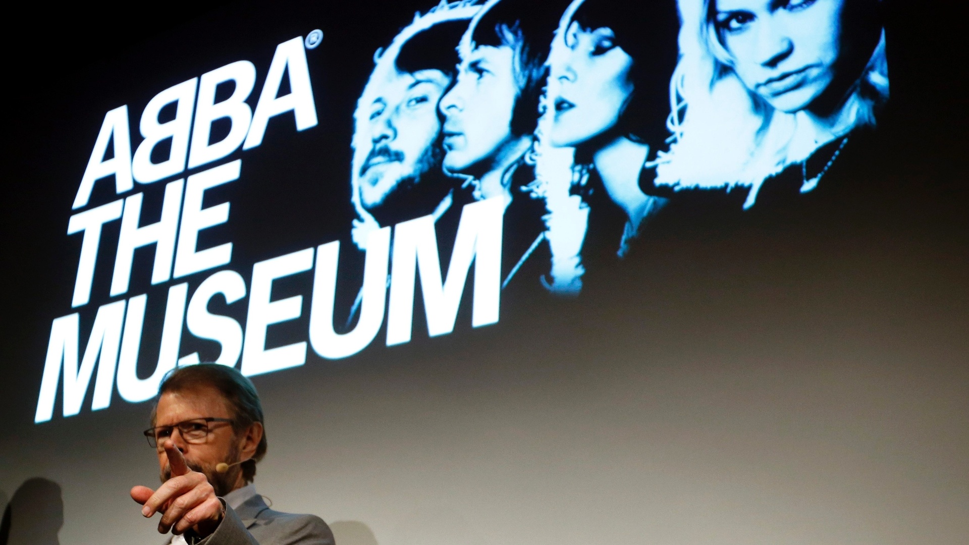 6.mar.2013 - Ex-integrante do ABBA, Bjorn Ulvaeus participa da inauguração de "ABBA - O Museu" em Estocolmo, na Suécia. O local reúne discos, roupas e artigos históricos da banda que foi fenômeno na década de 70 e 80 - REUTERS/Arnd Wiegmann
