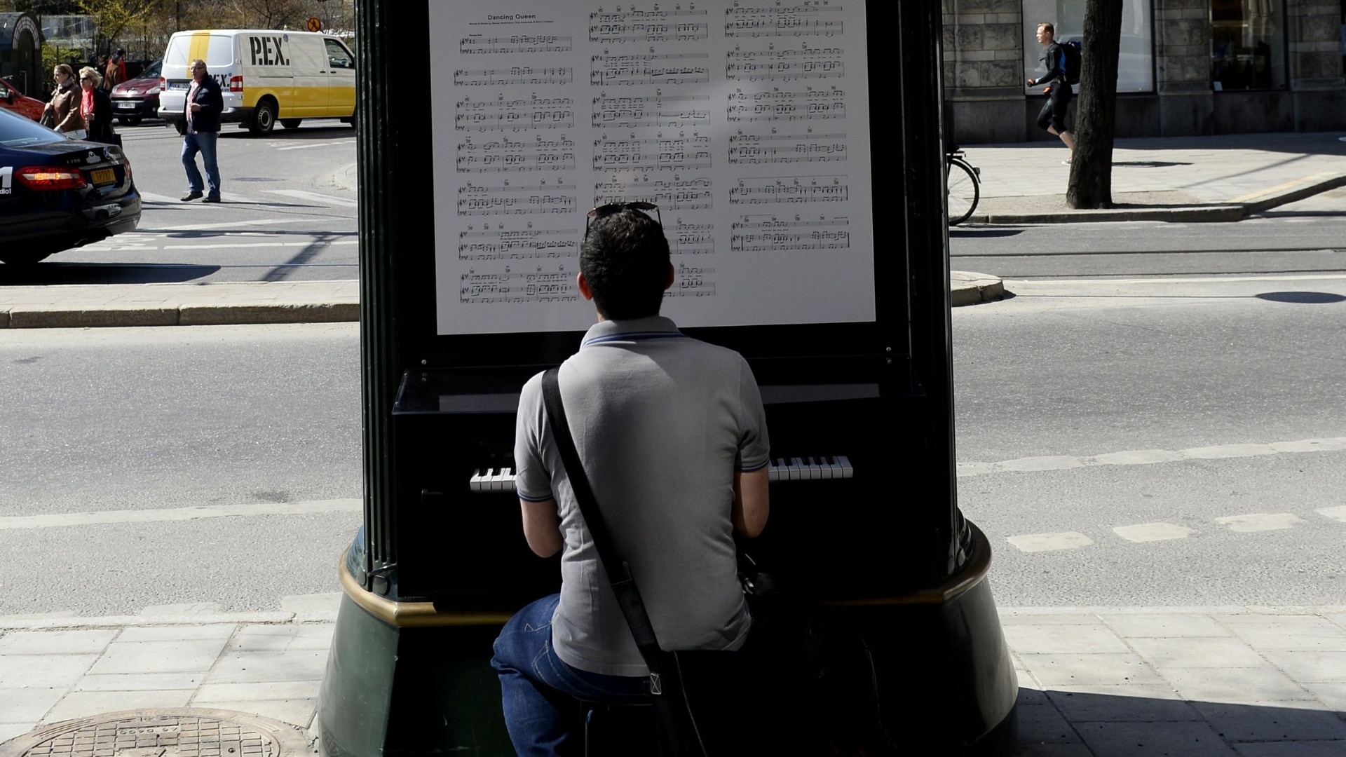 6.mar.2013 - Na inauguração do museu do ABBA, um piano foi instalado na calçada para que os fãs possam se sentir o 5° integrante do grupo - AFP PHOTO / JONATHAN NACKSTRAND