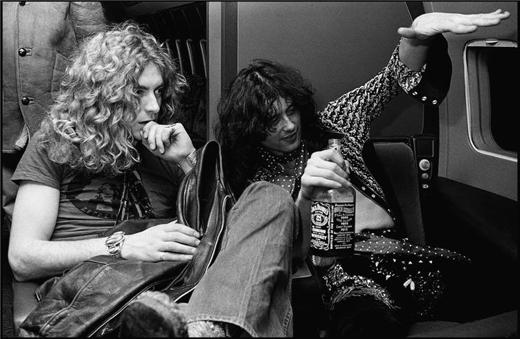 Bêbado, Jimmy Page aparece com garrafa de whisky na mão ao lado de Robert Plant (esq.) - NealPrestonPhotography