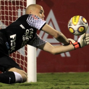 Criticado por corintianos, o goleiro teve seu momento de herói ao pegar cobrança de João Vitor, do Palmeiras, nas semifinais do Paulista de 2011, dando a vaga ao Corinthians na decisão - REUTERS/Paulo Whitaker