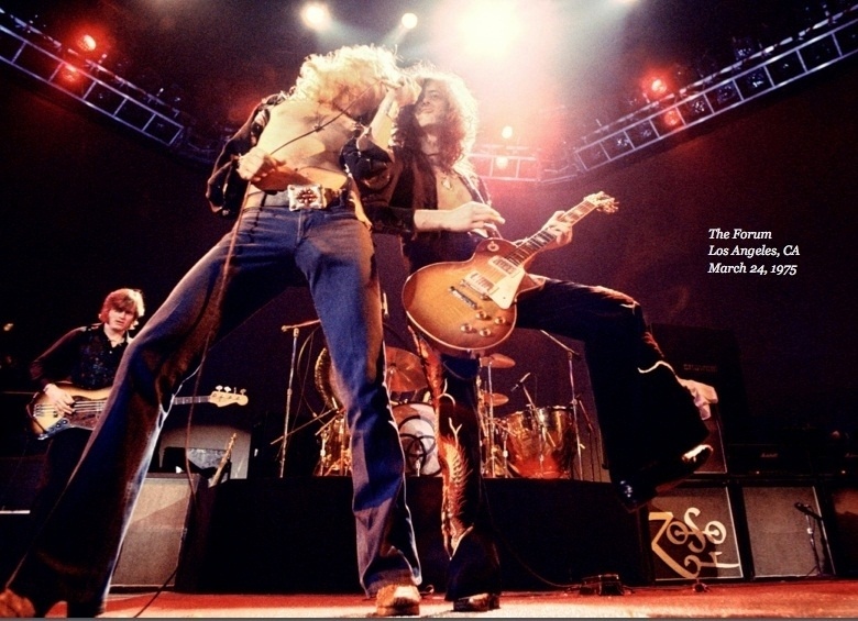Jimmy Page e Robert Plant em show retratado pelo fotógrafo Neal Preston no livro "Sound and Fury" - Divulgação
