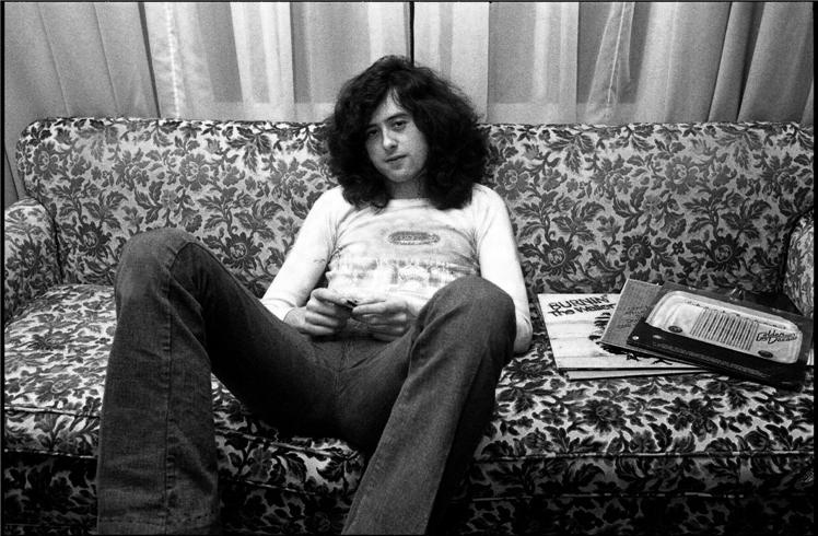 Jimmy Page sentado em foto sem data conhecida - NealPrestonPhotography