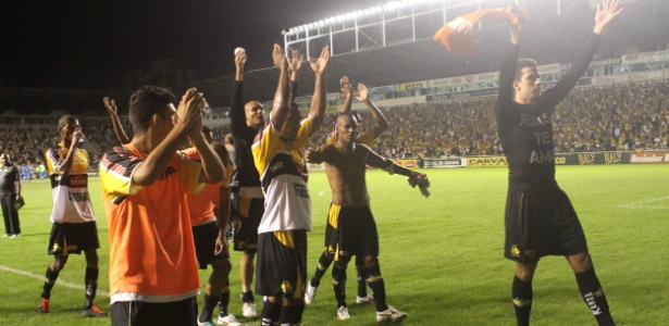 Jogadores do Criciúma comemoram classificação à final do Catarinense