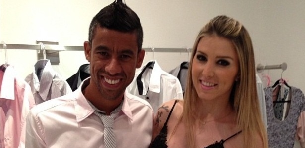 Léo Moura posa com esposa vestindo uma das camisas da linha de roupas que lançou - Reprodução/Instagram