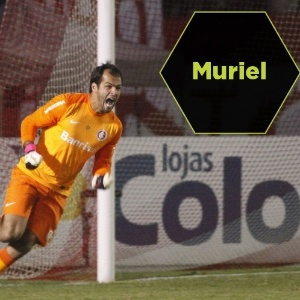 O goleiro do Internacional se tornou herói do título gaúcho de 2013 ao defender cobrança de Moisés; o Inter levou o segundo turno e, como já havia conquistado o primeiro, ficou com a taça estadual - Wesley Santos/Agência PressDigital