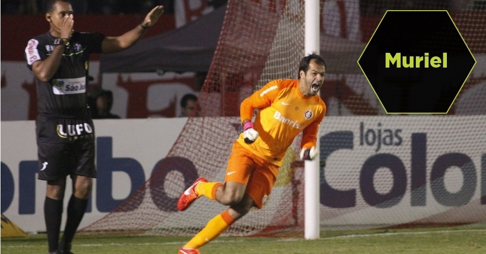 O goleiro do Internacional se tornou herói do título gaúcho de 2013 ao defender cobrança de Moisés; o Inter levou o segundo turno e, como já havia conquistado o primeiro, ficou com a taça estadual - Wesley Santos/Agência PressDigital