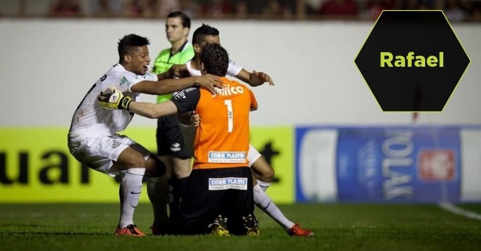 O goleiro do Santos pegou dois pênaltis contra o Palmeiras, nas quartas do Paulista 2013, e mais dois contra o Mogi Mirim, mas semifinais; além disso, já havia dado ao Santos uma vaga nas semifinais da Libertadores de 2012, quando também defendeu cobranças contra o Vélez - Ricardo Nogueira/Folhapress