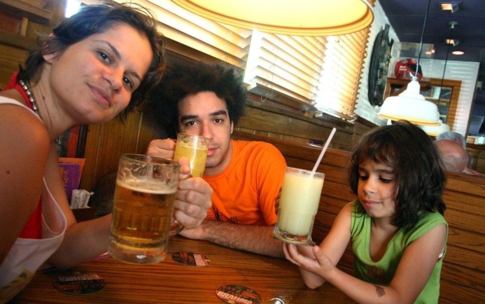 Peu Sousa com a mulher Monique Ferrari e a filha Ananda - Reprodução/Facebook