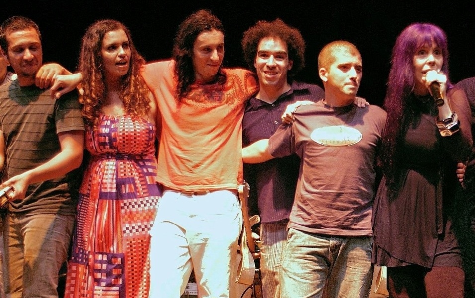 Peu Sousa toca em turnê com a cantora Baby do Brasil, parceira de banda de Luiz Galvão nos Novos Baianos. Galvão é pai de Peu - Reprodução/Facebook