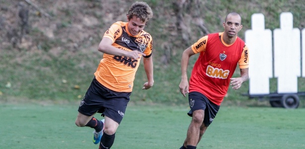 Tardelli (com Bernard) destaca preparação especial, com antecipação da concentração - Bruno Cantini/Site do Atlético-MG