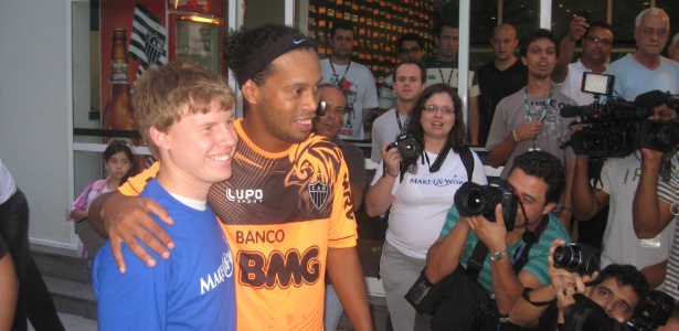 Ronaldinho posa para foto com o jovem torcedor norte-americano José Arreolo - Bernardo Lacerda/UOL