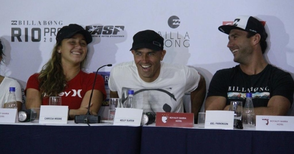 07.mai.2013 - Kelly Slater dá risada após ganhar livro de Bruna Surfistinha de presente - Dilson Silva/AgNews