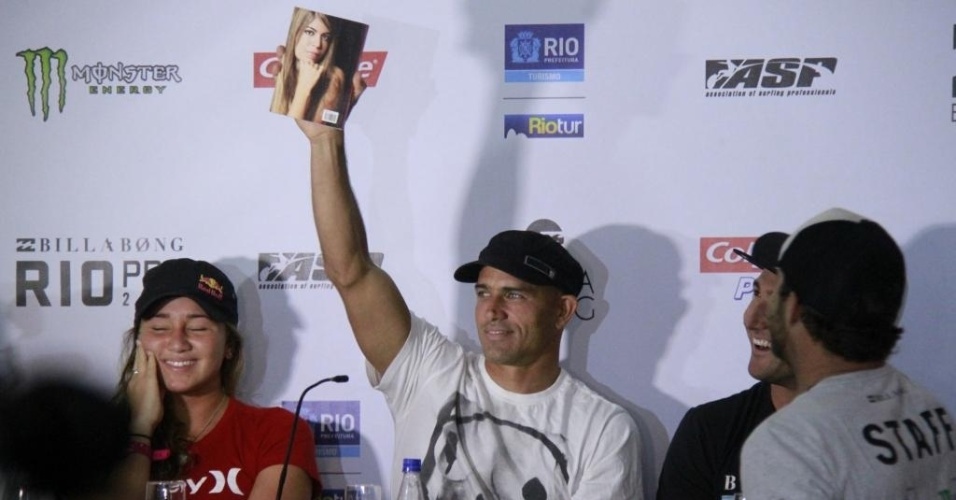 07.mai.2013 - Kelly Slater exibe o livro "O que aprendi com Bruna Surfistinha", livro escrito pela ex-garota de programa Raquel Pacheco, que ganhou de presente durante a coletiva de abertura do Rio Pro - Dilson Silva/AgNews