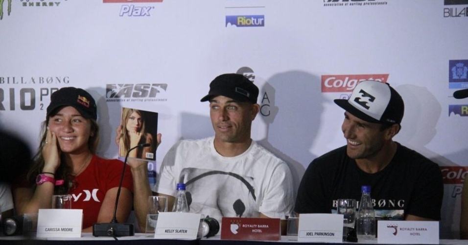 07.mai.2013 - Kelly Slater exibe o livro "O que aprendi com Bruna Surfistinha", livro escrito pela ex-garota de programa Raquel Pacheco, que ganhou de presente durante a coletiva de abertura do Rio Pro - Dilson Silva/AgNews
