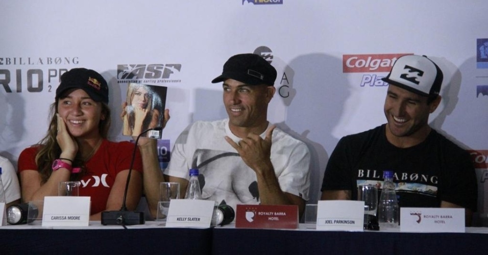 07.mai.2013 - Kelly Slater exibe o livro "O que aprendi com Bruna Surfistinha", livro escrito pela ex-garota de programa Raquel Pacheco, que ganhou de presente durante a coletiva de abertura do Rio Pro - Dilson Silva/AgNews