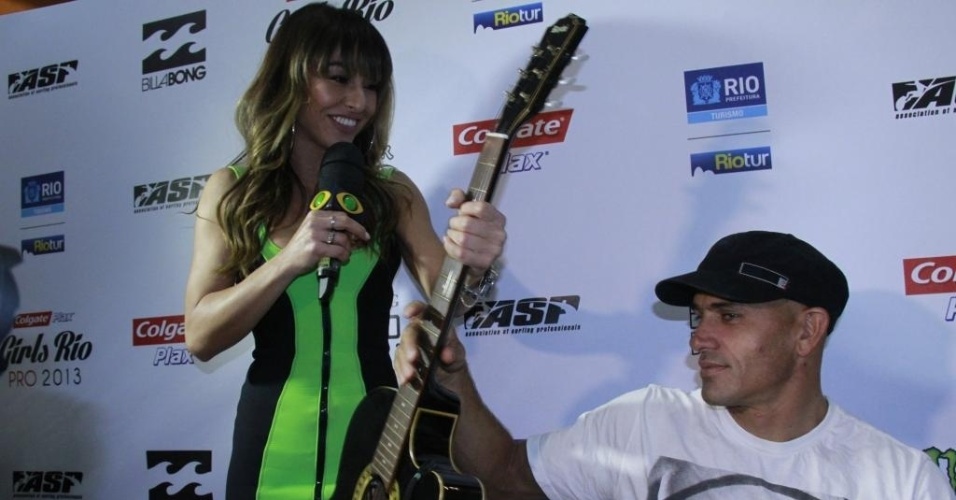 07.mai.2013 - Sabrina Sato dá violão de presente para Kelly Slater, undecacampeão mundial de surfe, durante a coletiva do Rio Pro - Dilson Silva/AgNews