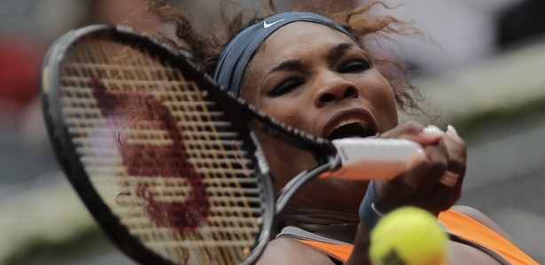 07.mai.2013 - Serena Williams rebate bola durante o duelo contra a espanhola Lourdes Dominguez Lino - AP Photo/Andres Kudacki