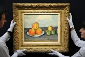 12.abr.2013 - Funcionários da casa londrina de leilões Sotheby"s mostram o quadro "Les Pommes", do pintor francês Paul Cézanne (1889-1890) - Andy Rain/EFE