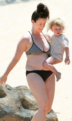 4.mai.2013 - Alanis Morissette curtiu praia com o filho, Ever, no Havaí. Vestindo biquíni, a cantora exibiu os quilinhos a mais 