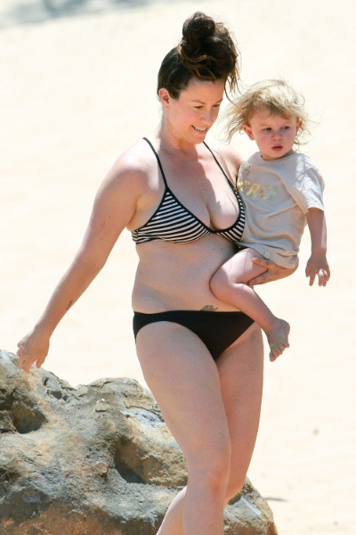 4.mai.2013 - Alanis Morissette curtiu praia com o filho, Ever, no Havaí. Vestindo biquíni, a cantora exibiu os quilinhos a mais