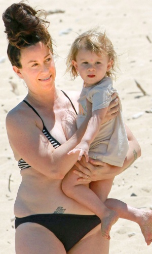 4.mai.2013 - Alanis Morissette curtiu praia com o filho, Ever, no Havaí. Vestindo biquíni, a cantora exibiu os quilinhos a mais