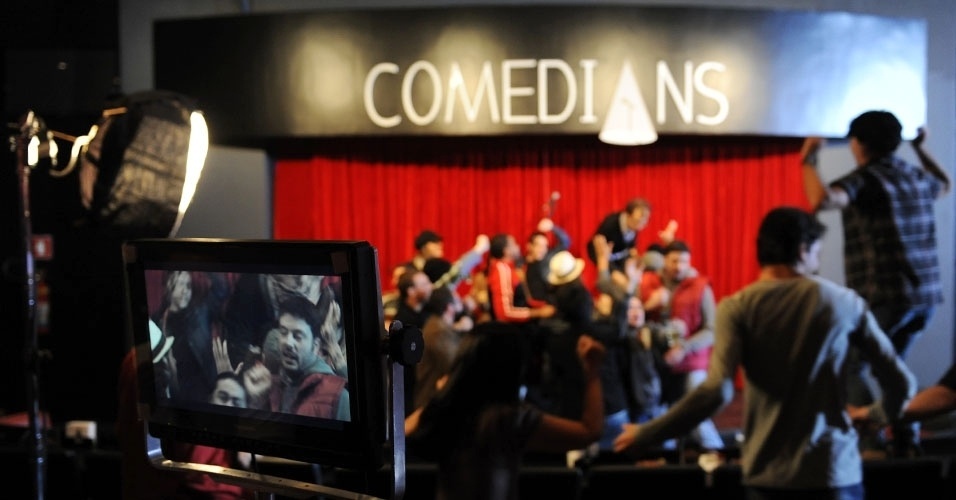 6.mai.2013 - A música tem letra do apresentador do "Agora É Tarde" e foi musicado por Marcos Kleine, guitarrista da Ultraje a Rigor, banda que acompanha Gentili no programa - Junior Lago/UOL