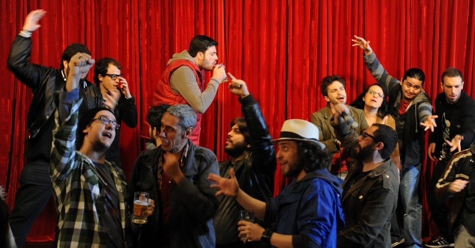 6.mai.2013 - A música tem letra do apresentador do "Agora É Tarde" e foi musicado por Marcos Kleine, guitarrista da Ultraje a Rigor, banda que acompanha Gentili no programa - Junior Lago/UOL