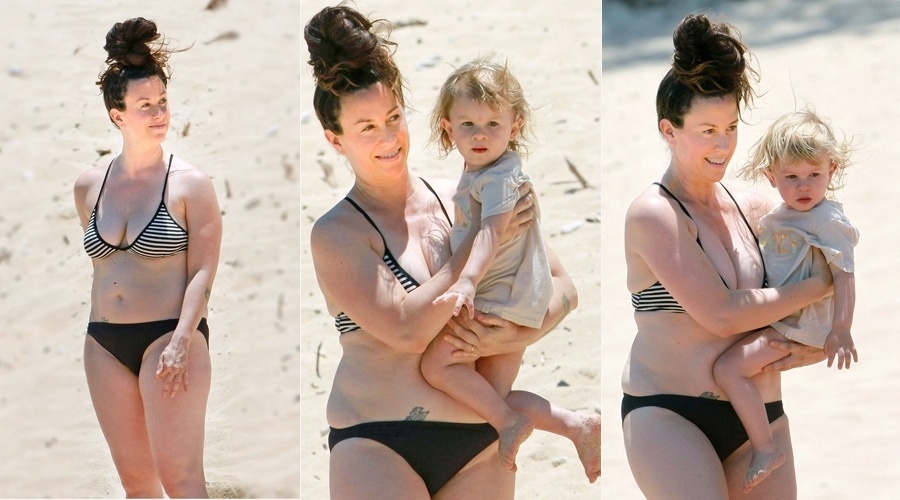 6.mai.2013 - Alanis Morissette curtiu praia com o filho, Ever, no Havaí. Vestindo biquíni, a cantora exibiu os quilinhos a mais