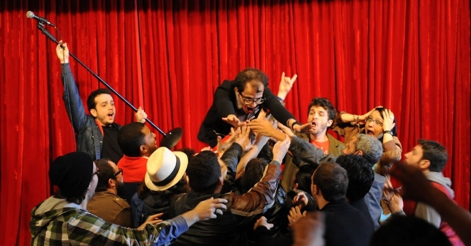 6.mai.2013 - Além de gravar cena do confronto com a polícia na rua Augusta, o clube de Danilo Gentili e Rafinha Bastos também foi locação para as filmagens do clipe - Junior Lago/UOL