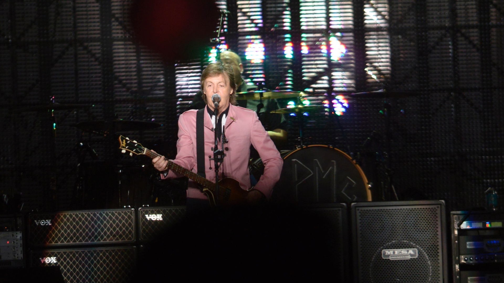 6.mai.2013 - Após o show em Goiânia, Paul McCartney vai para Fortaleza, último show no Brasil de "Out There". O ex-beatle estreou sua turnê no dia 4 em Belo Horizonte - Cristiano Borges/UOL