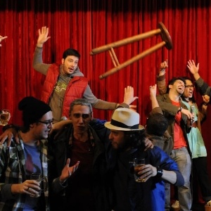 6.mai.2013 - Atores encenam durante gravação do clipe com Danilo Gentili e outros comediantes na rua Augusta, em São Paulo - Junior Lago/UOL