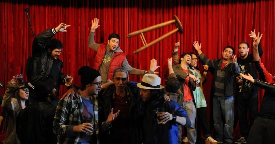 6.mai.2013 - Atores encenam durante gravação do clipe com Danilo Gentili e outros comediantes na rua Augusta, em São Paulo - Junior Lago/UOL